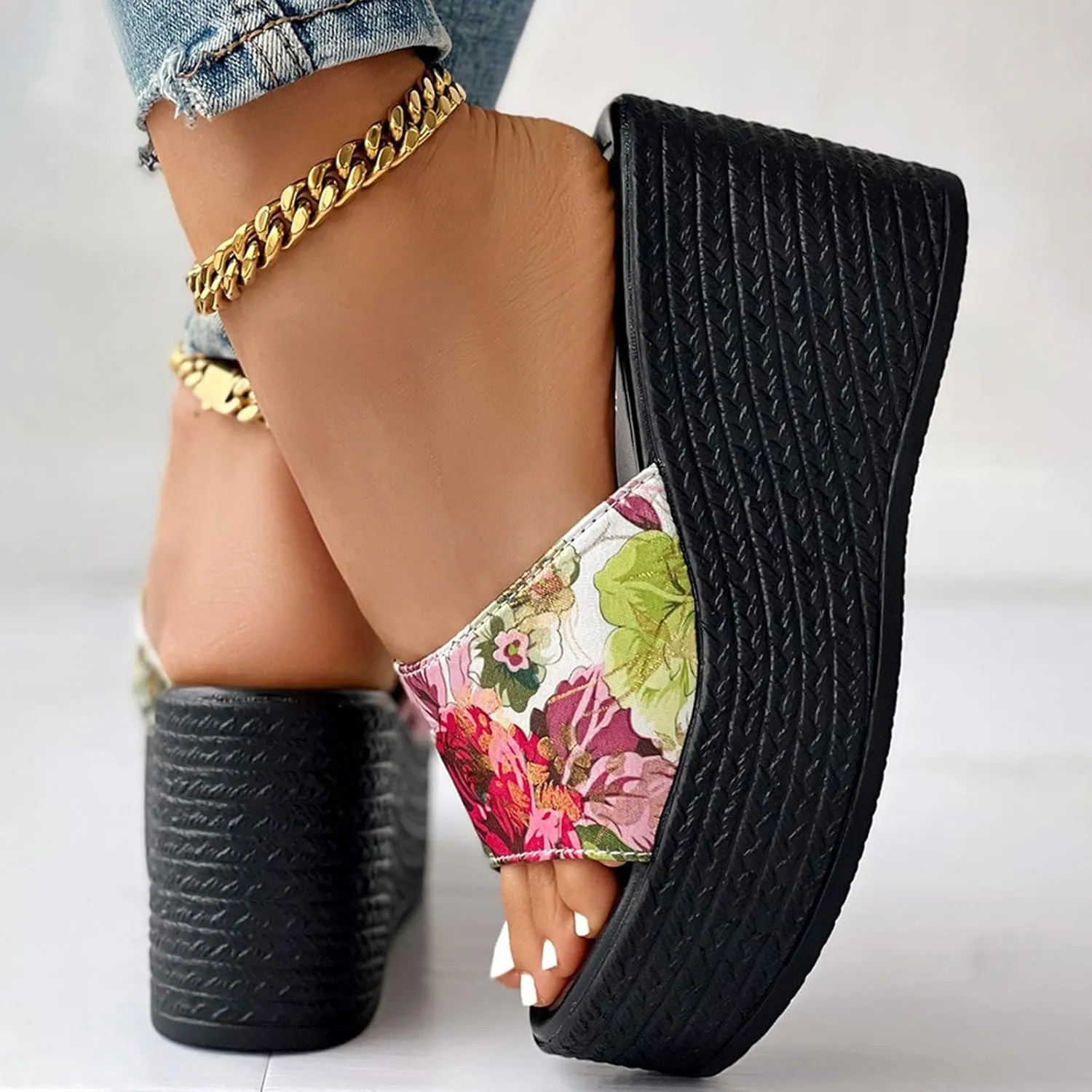 Cool Slippers Female Soft Soled Non Slip Wear Resisting Flat Beach Flops Lady Sandals Closed Toe Sandals Women Athletic