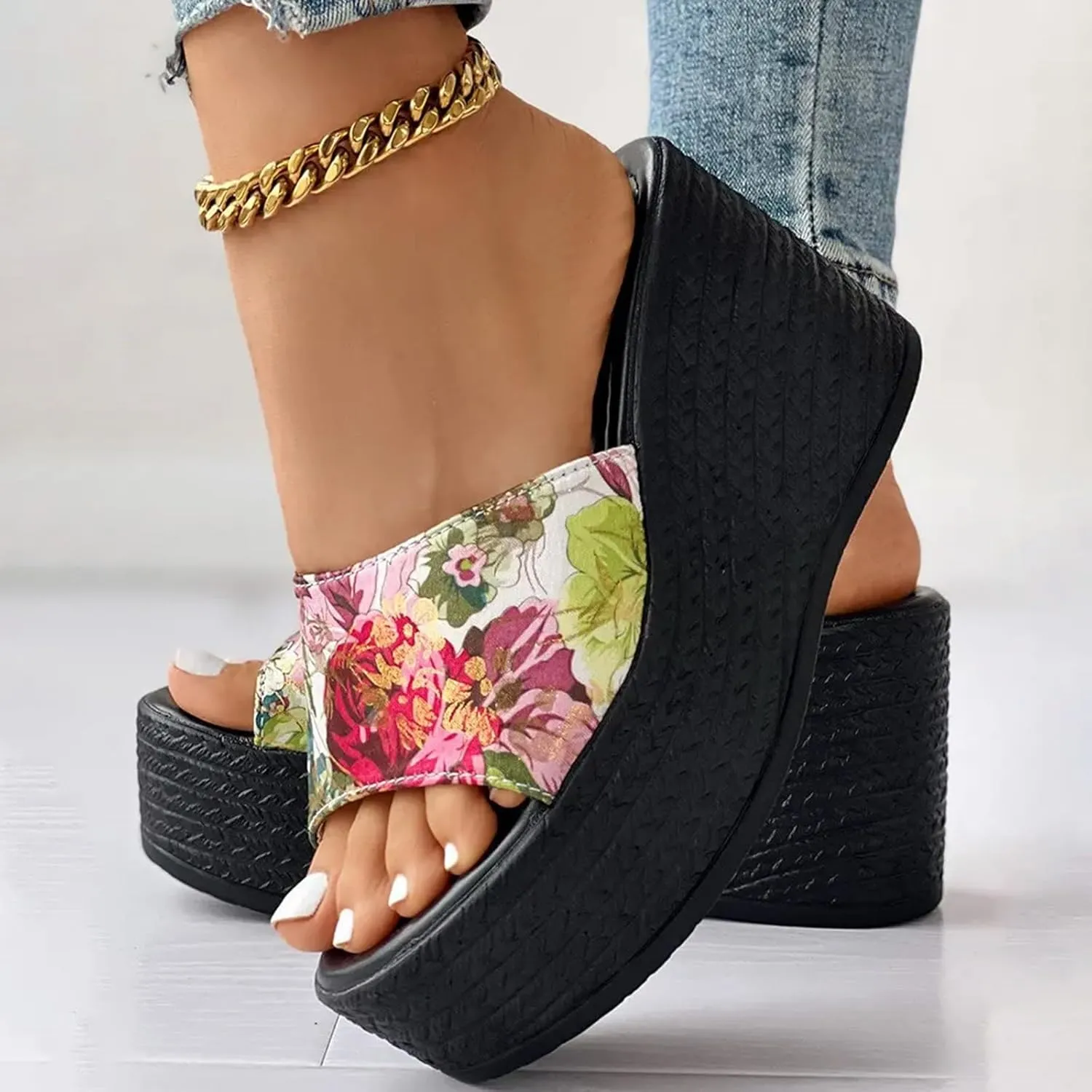 Cool Slippers Female Soft Soled Non Slip Wear Resisting Flat Beach Flops Lady Sandals Closed Toe Sandals Women Athletic