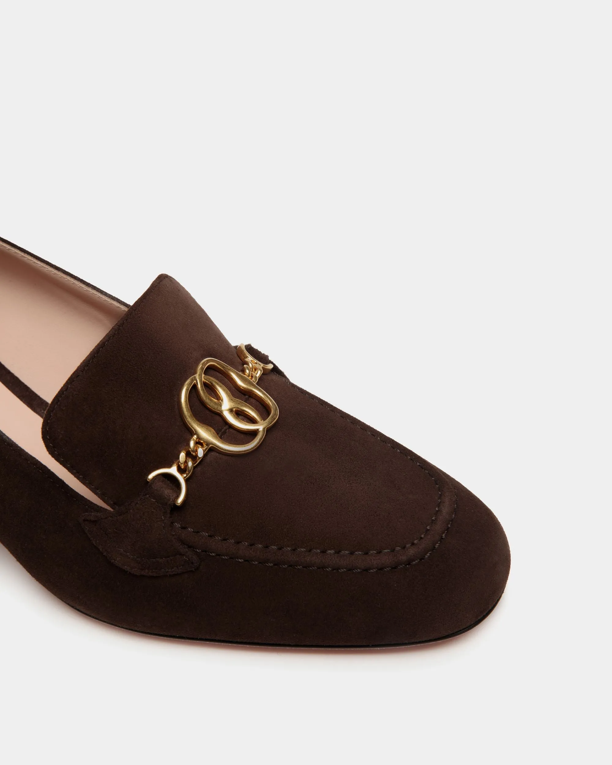 Daily Emblem Pump in Ebano Suede