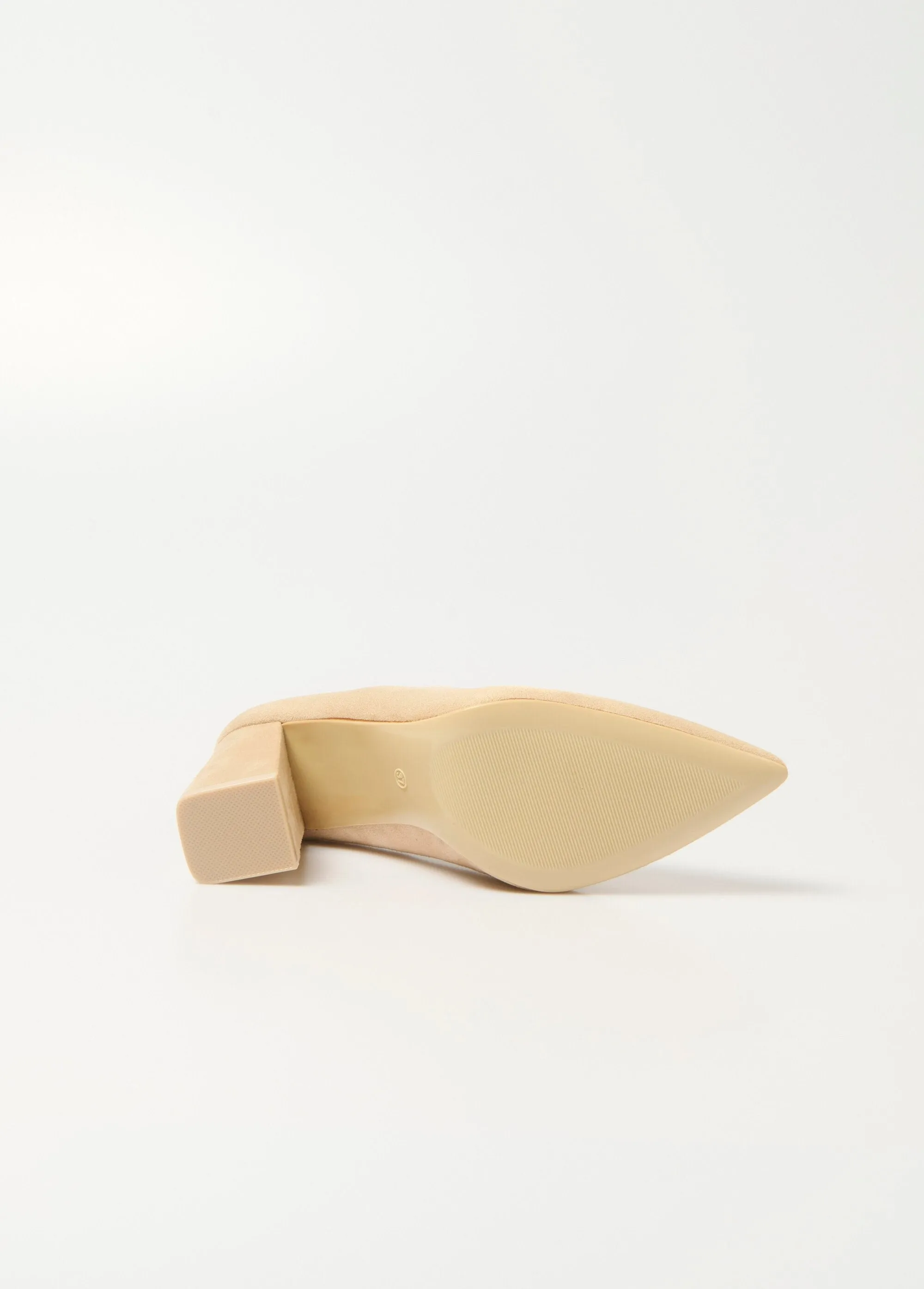 High heel pump with wide suede finish