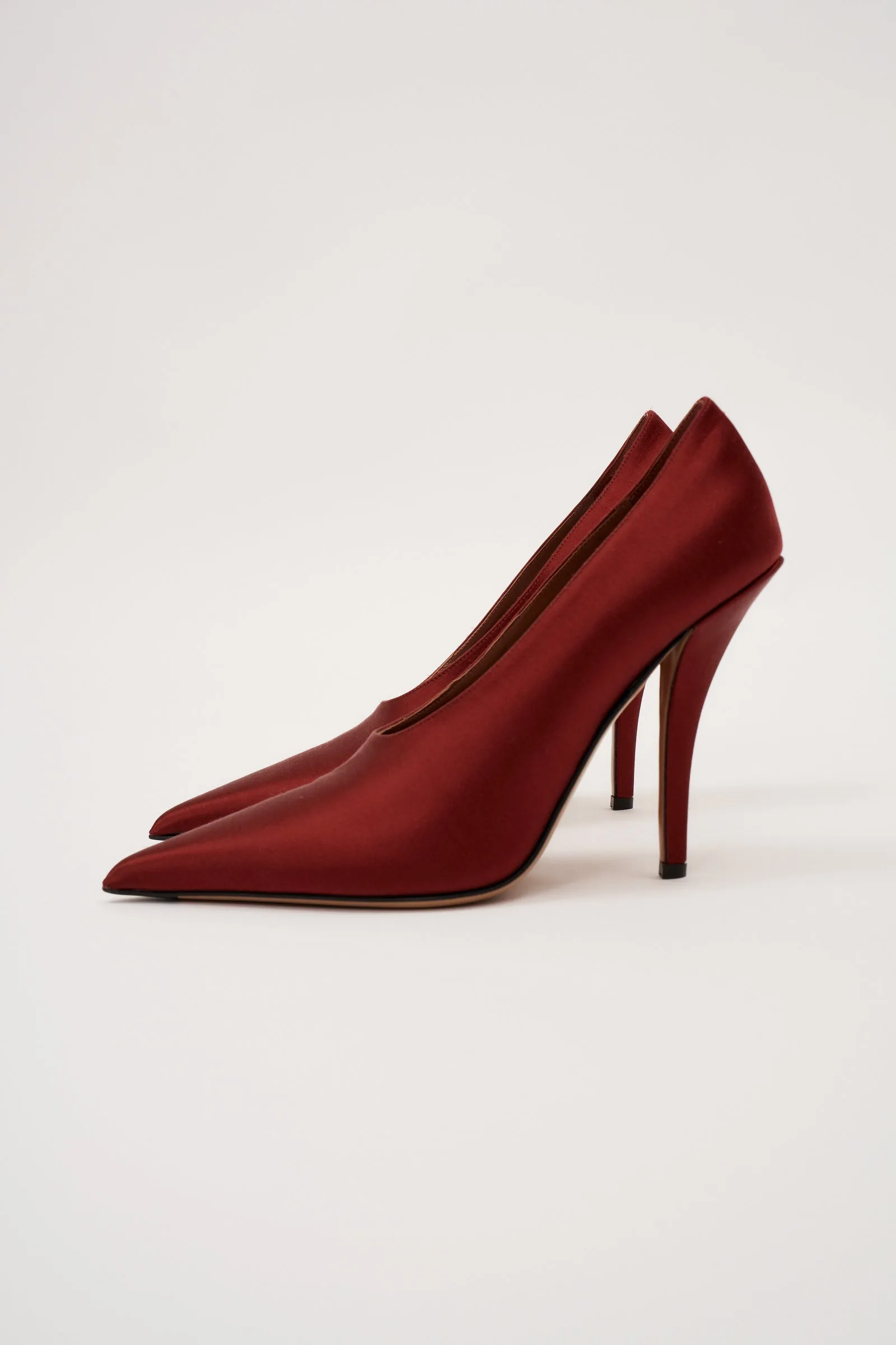 Jessica Rouge Noir Satin Pump